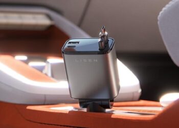 lisen-Retractable-Car-Charger-1.jpg